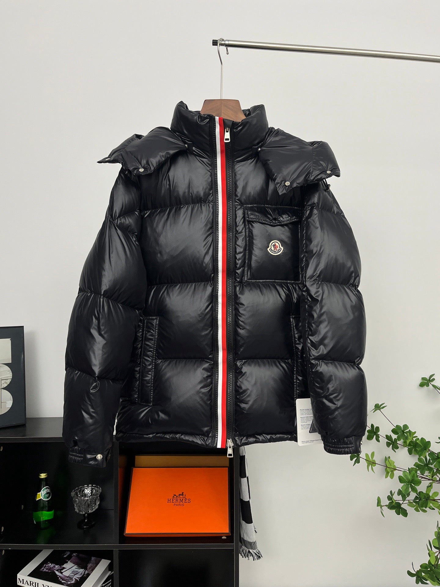 Moncler Montbeliard Snow Mountain Goose Down Heat-Storage Ski Season Solid Zip Basic Hooded Short Thermal Down Jacket Unisex