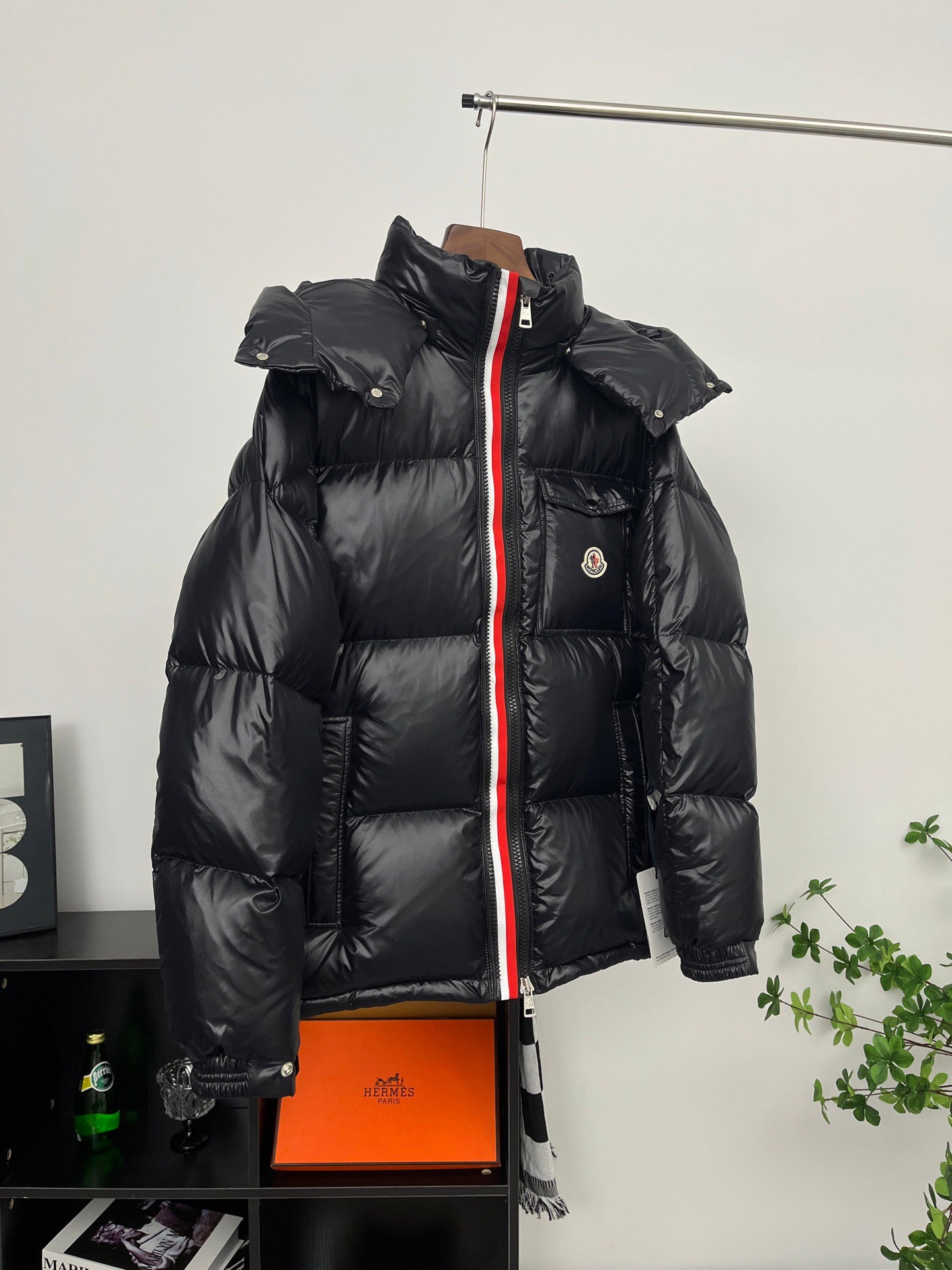 Moncler Montbeliard Snow Mountain Goose Down Heat-Storage Ski Season Solid Zip Basic Hooded Short Thermal Down Jacket Unisex