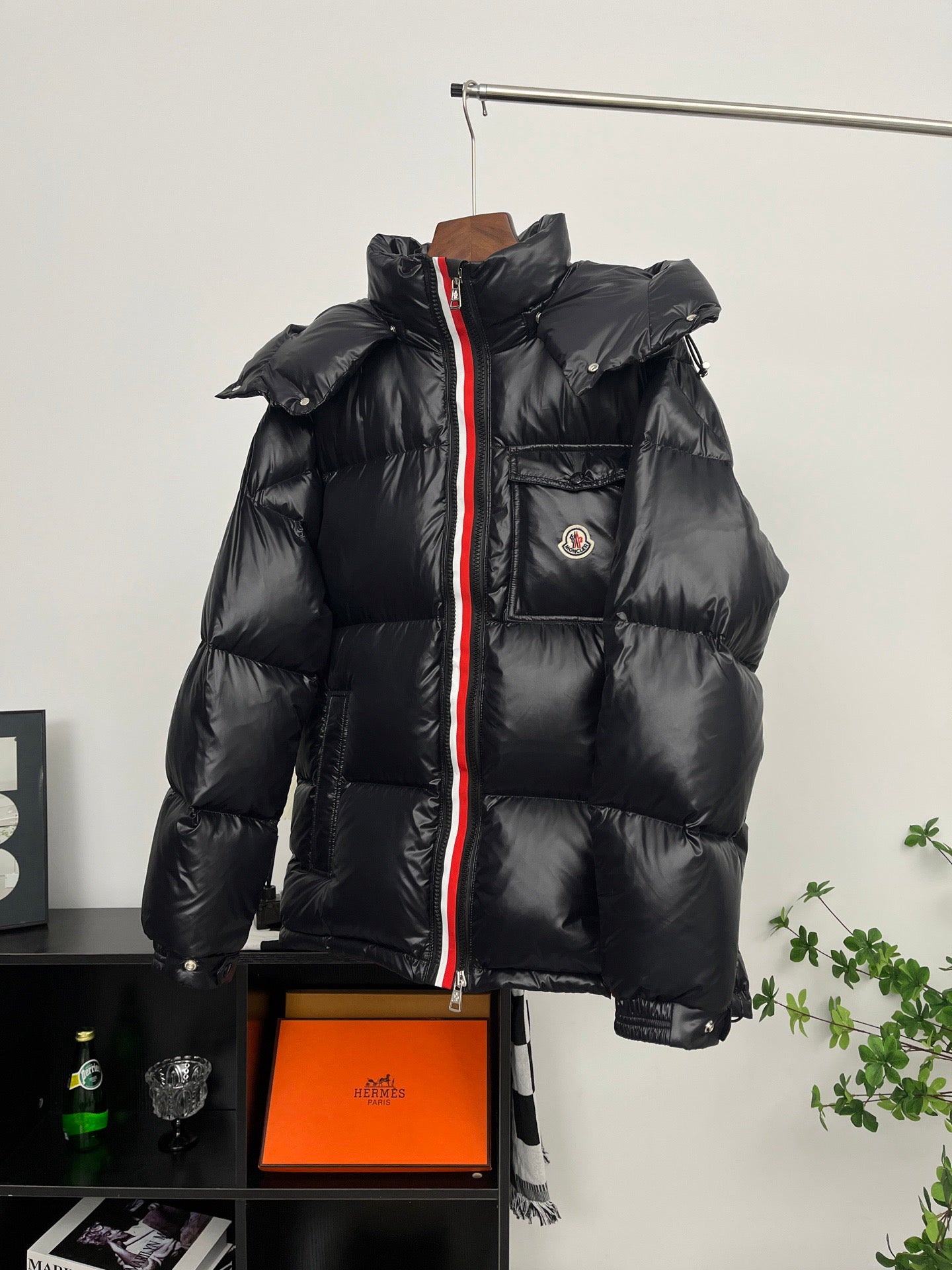 Moncler Montbeliard Snow Mountain Goose Down Heat-Storage Ski Season Solid Zip Basic Hooded Short Thermal Down Jacket Unisex
