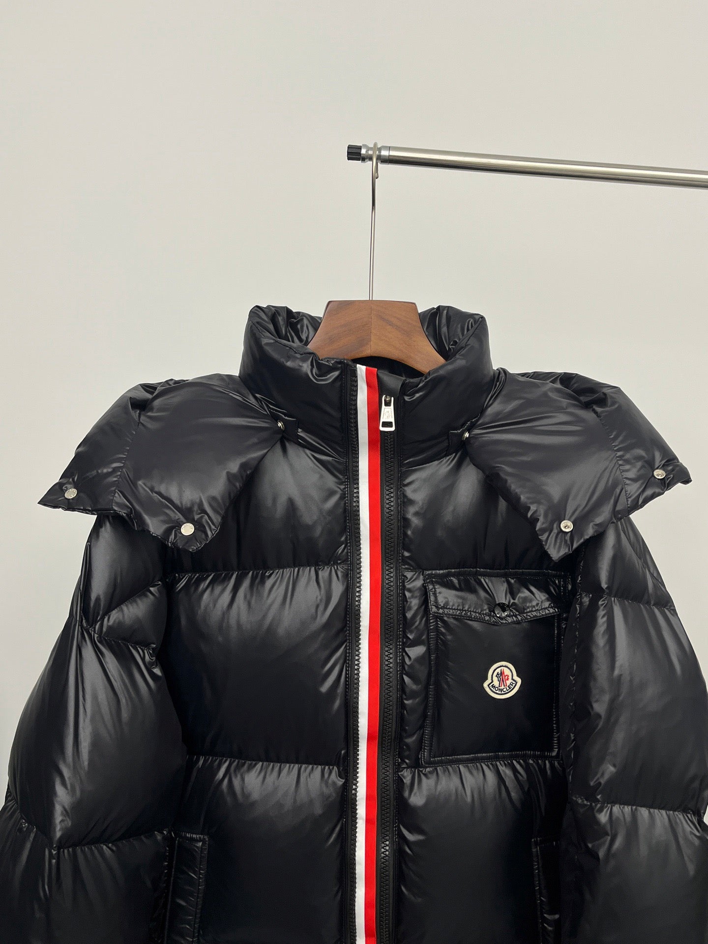 Moncler Montbeliard Snow Mountain Goose Down Heat-Storage Ski Season Solid Zip Basic Hooded Short Thermal Down Jacket Unisex