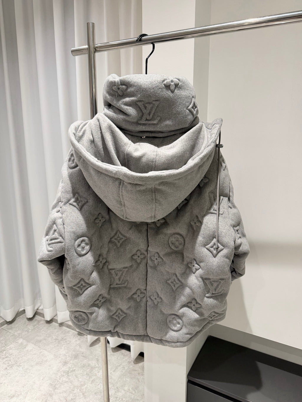 LV PUFFER COAT GREY