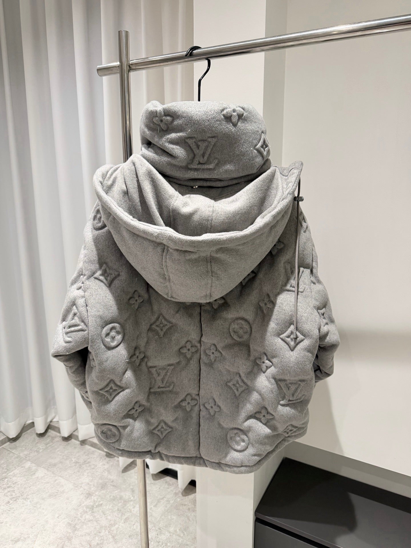 LV PUFFER COAT GREY