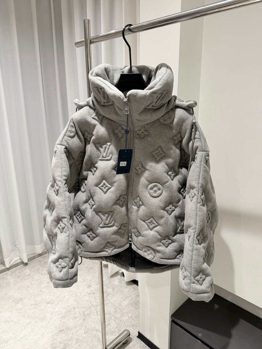 LV PUFFER COAT GREY
