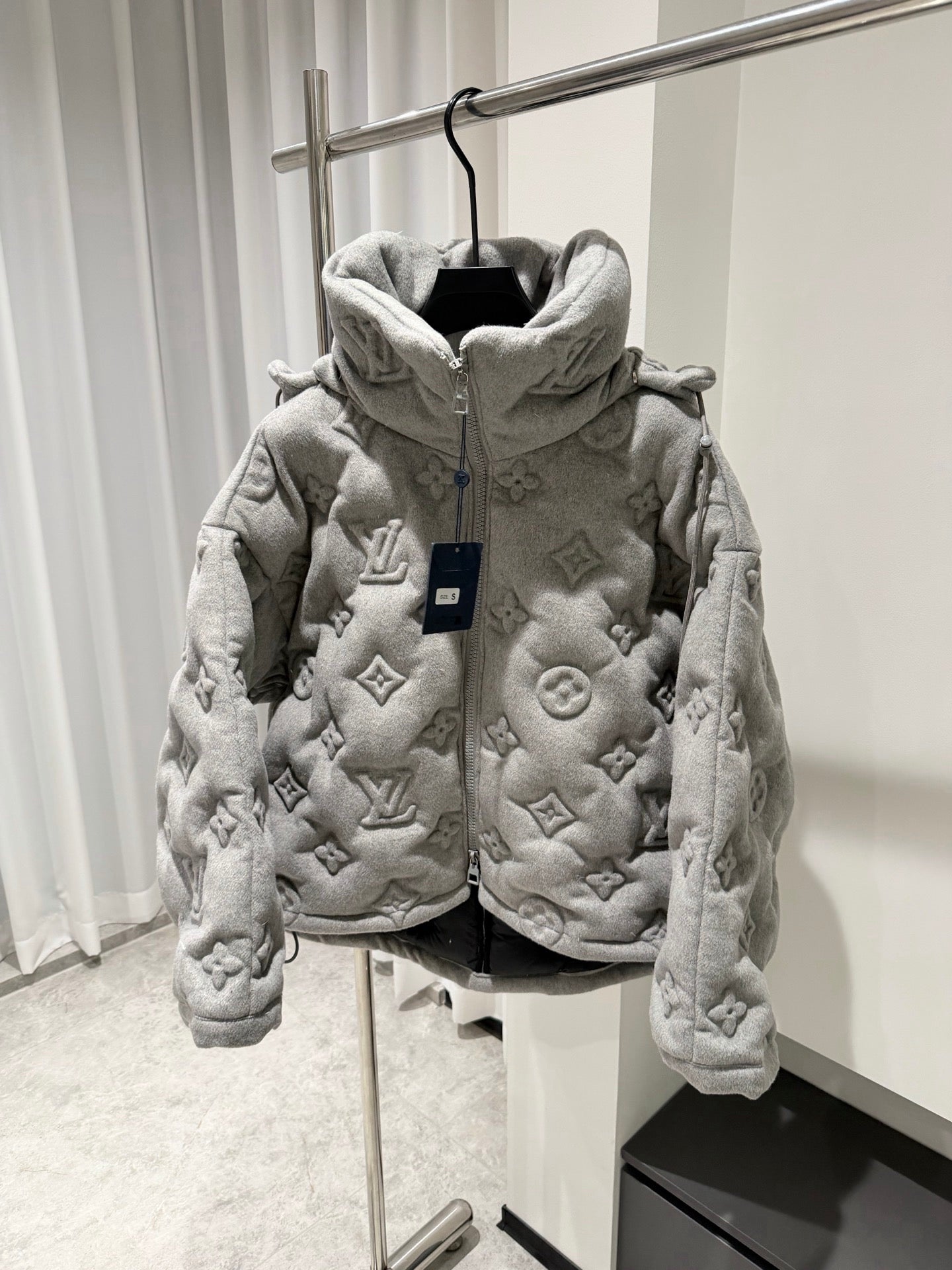 LV PUFFER COAT GREY