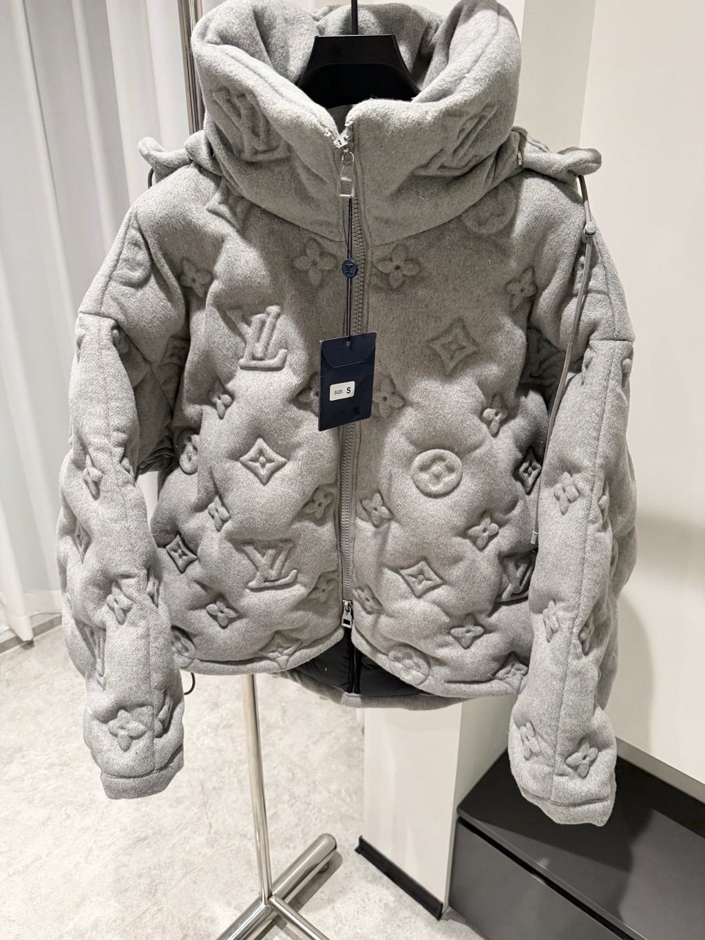 LV PUFFER COAT GREY