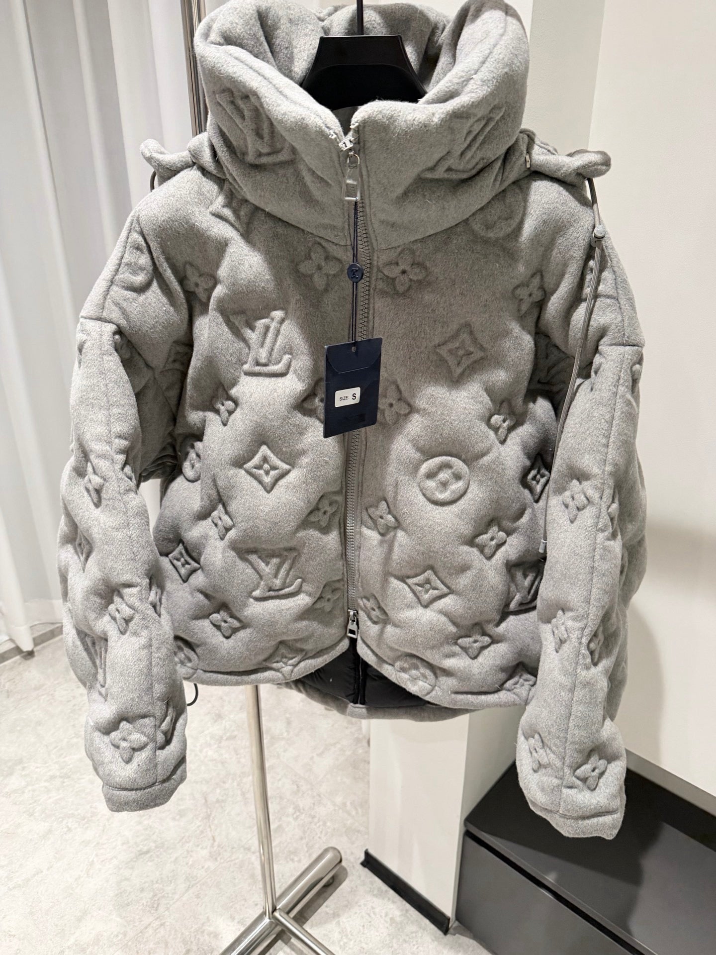 LV PUFFER COAT GREY